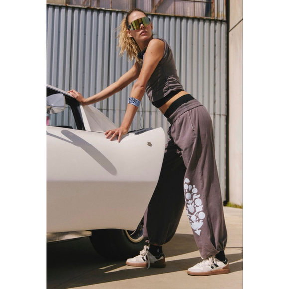 Free People Movement Logo Hot Shot Crossover Set NWT Dark Shadow Size Medium - Picture 2 of 6